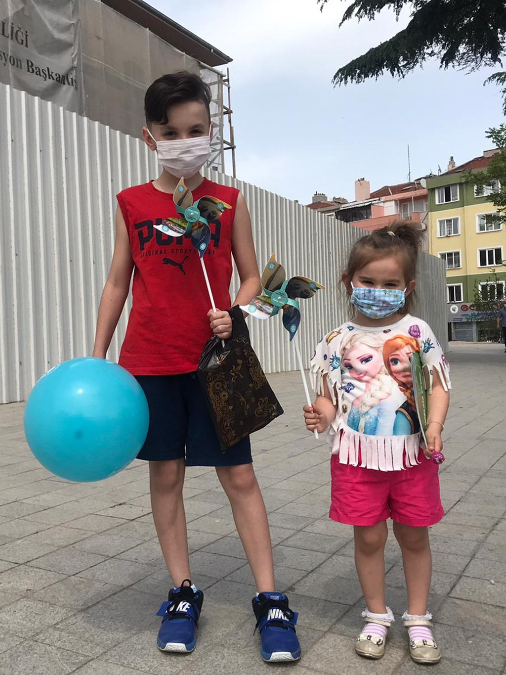 Çocuklara özgürlük saatlerinde rüzgârgülü ve balon sürprizi