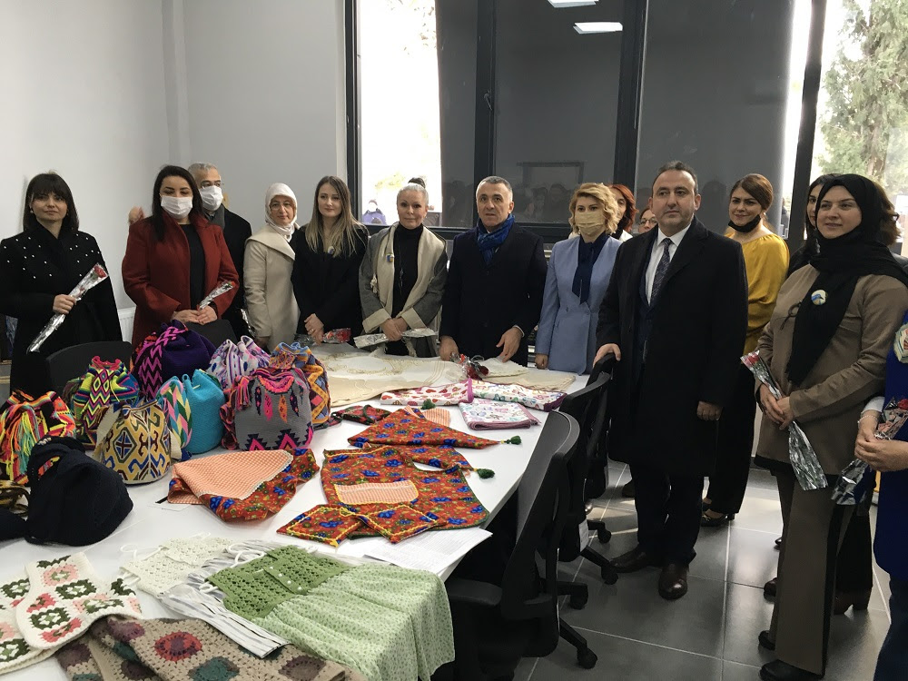 Umutlu Kadınlar Üretiyor Projesinin çıktılarından olan Sosyal Girişimcilik Eğitim ve Yaşam Merkezi Kırklareli Valisi Osman Bil gin tarafından hizmete açıldı.
