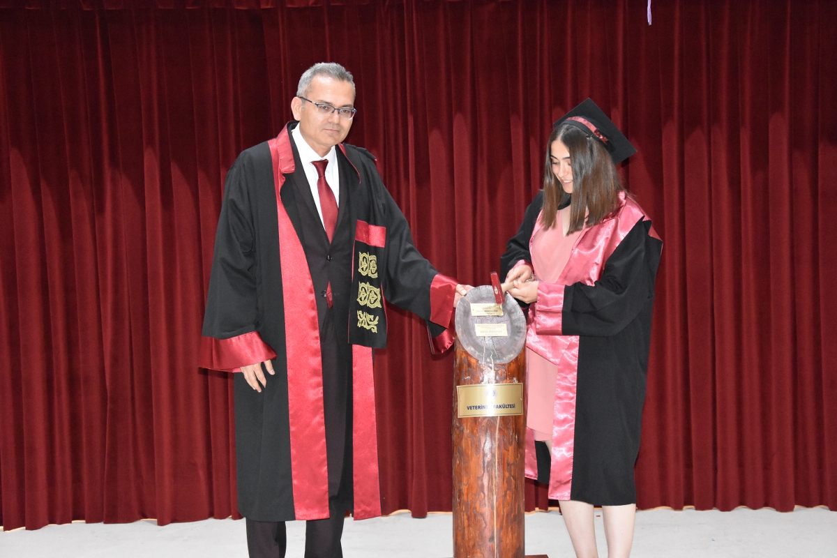 Tekirdağ Namık Kemal Üniversitesi Veteriner Fakültesi 2021-2022 Akademik Yılı 4. Dönem Mezuniyet ve Yemin Töreni büyük bir coşkuyla gerçekleştirildi.