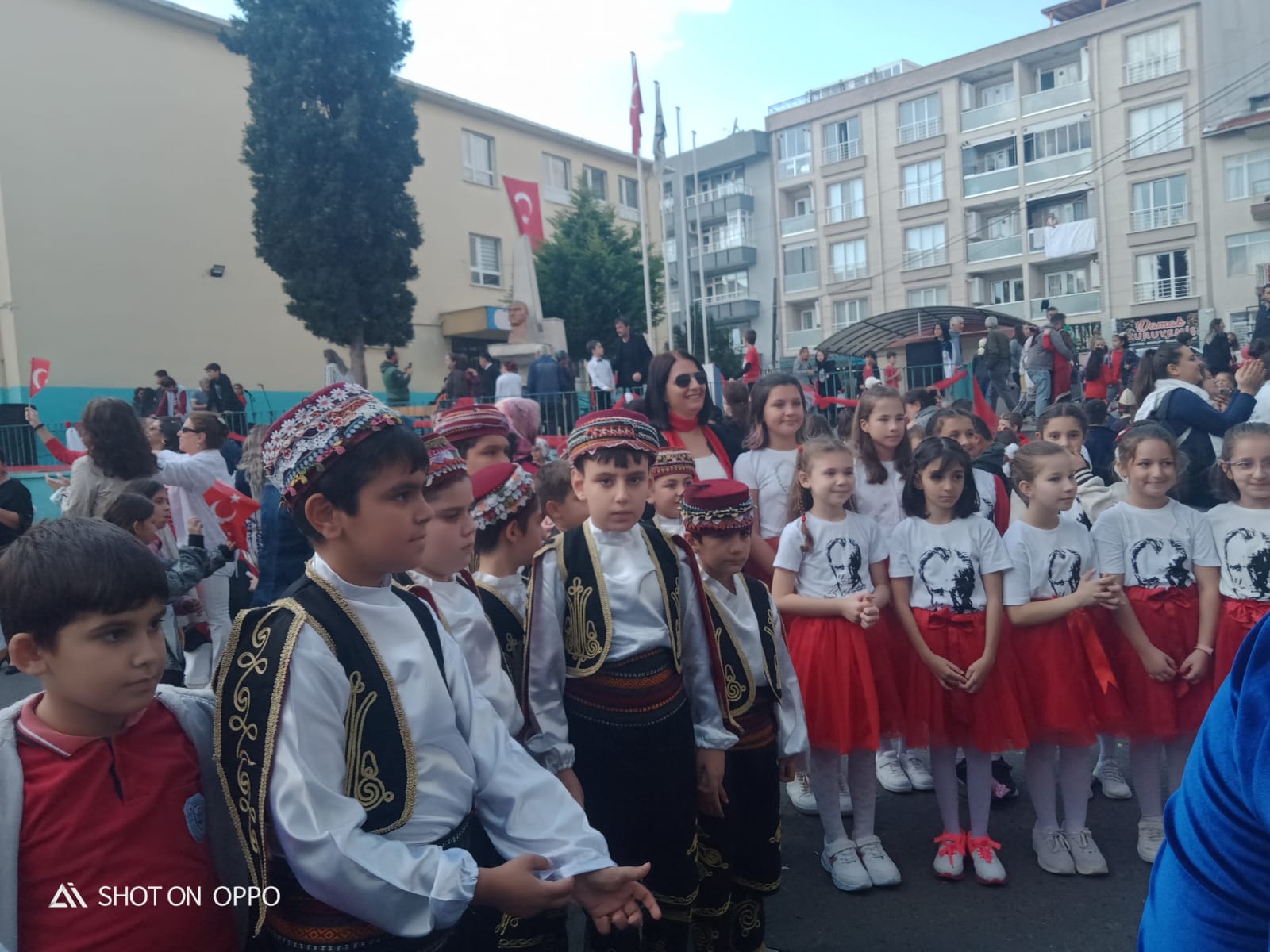 Cumhuriyet çocuklarından Valsli ve Zeybekli 29 Ekim kutlaması