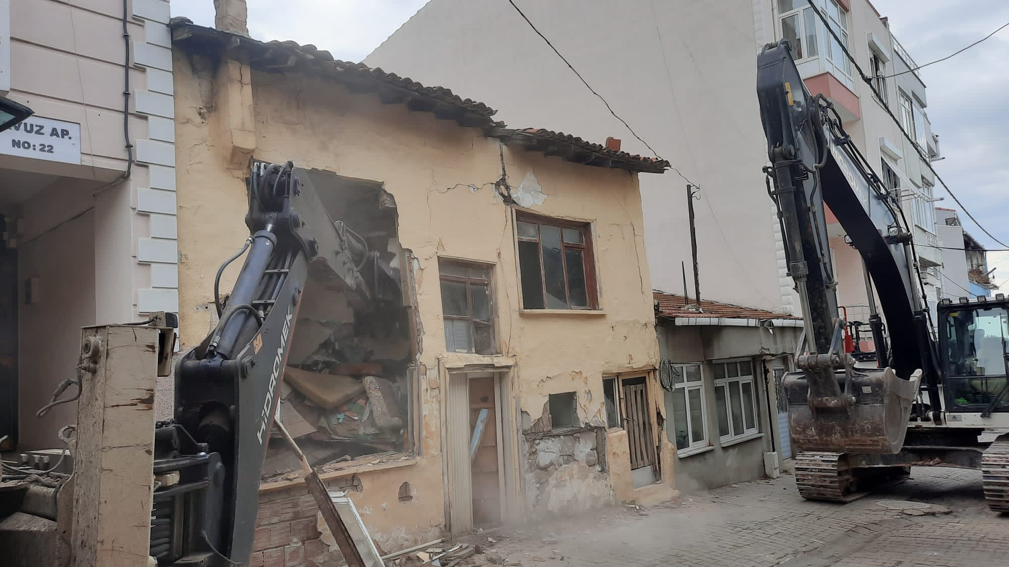 Süleymanpaşa Belediyesi metruk yapıları temizlemeye devam ediyor