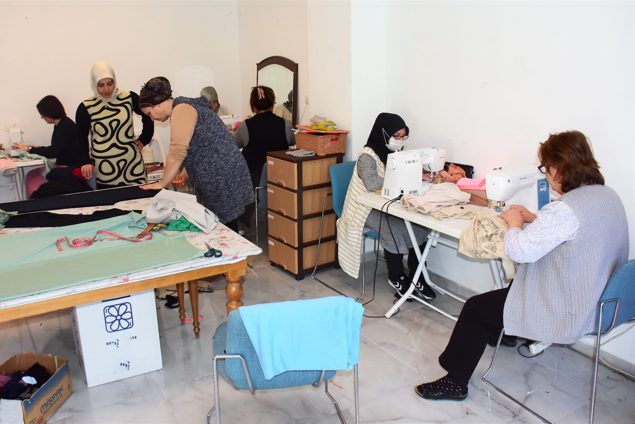 Süleymanpaşa Belediyesi kursiyerleri depremzedeler için kıyafet dikiyor