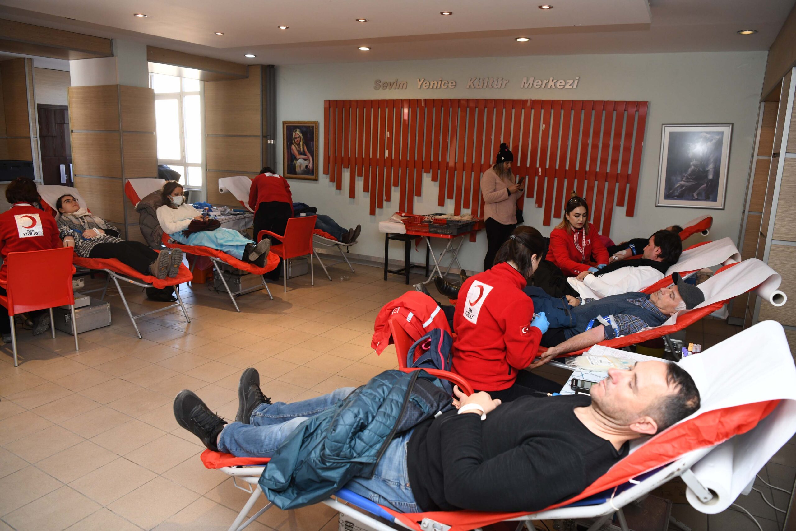 Belediye Başkan Vekili Gergin, depremzedeler için düzenlenen kan bağış kampanyasını ziyaret etti